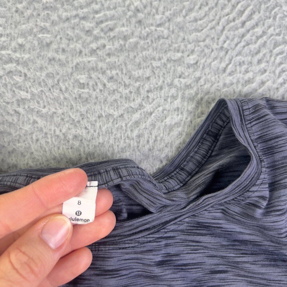 Lululemon Shirt Womens 8 Heather Gray Black Short Sleeve Athletic Gym Preppy - Picture 7 of 7